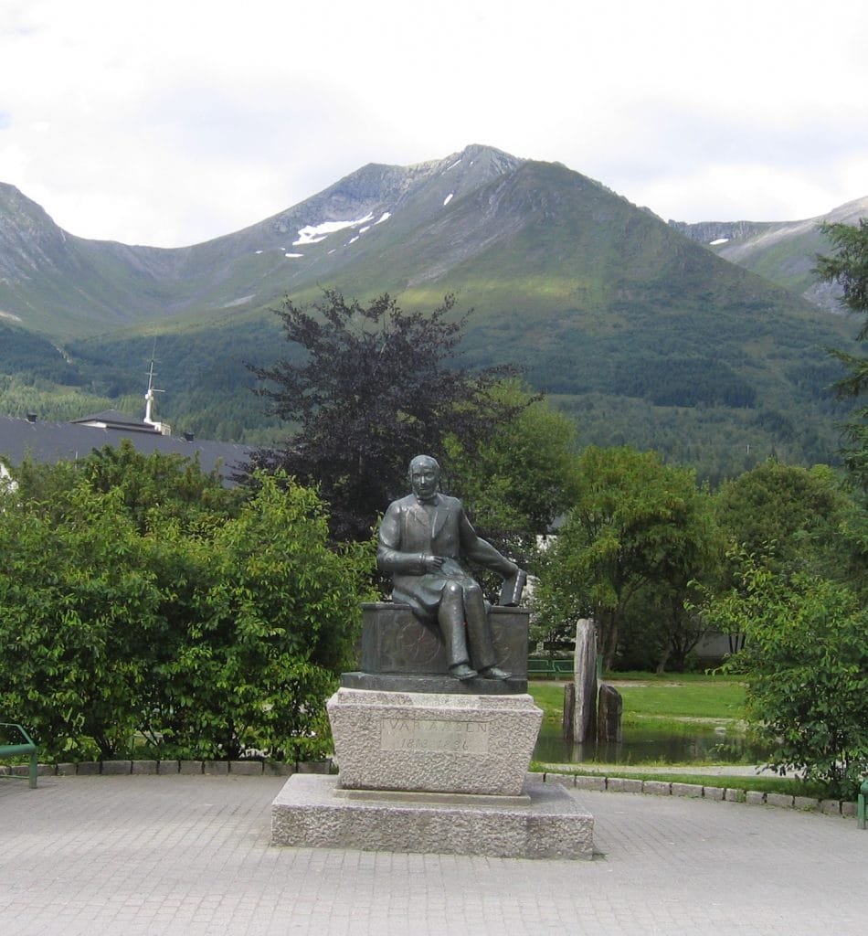 Ivar åsen statue
